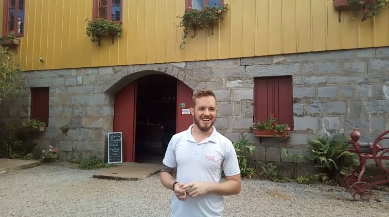 No segundo andar do neg&oacute;cio, comandado pela fam&iacute;lia de Roberto Junior, h&aacute; um museu com 120 pe&ccedil;as de imigrantes Foto: Robson Hermes/Especial/JC