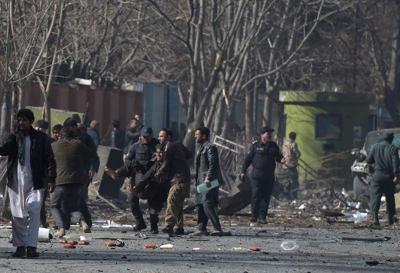 Atentado terrorista deixou ao menos 235 pessoas feridas, entre civis e policiais afegãos