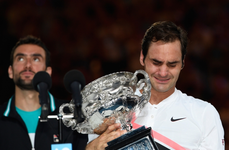 Federer chorou ao receber a taça e pelo feito único entre tenistas masculinos 