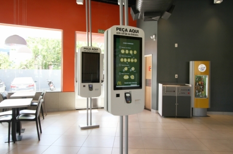 Restaurante conta com totens de autoatendimento e tablets nas mesas
