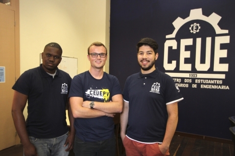 O angolano Nguindo Cabral Neves, Jonas Halmenschlager e Leandro Leal trabalham no projeto