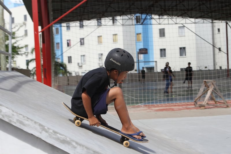 Projeto JAM SKATINGA, no Centro Social Pe. Pedro Leonardi, na Restinga Velha. Com oficinas de manufatura e pr&aacute;tica de skate, que levou &agrave; constru&ccedil;&atilde;o de uma pista profissional na comunidade.  Foto: LUIZA PRADO/JC