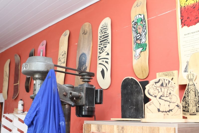 Projeto JAM SKATINGA, no Centro Social Pe. Pedro Leonardi, na Restinga Velha. Com oficinas de manufatura e pr&aacute;tica de skate, que levou &agrave; constru&ccedil;&atilde;o de uma pista profissional na comunidade.  Foto: LUIZA PRADO/JC