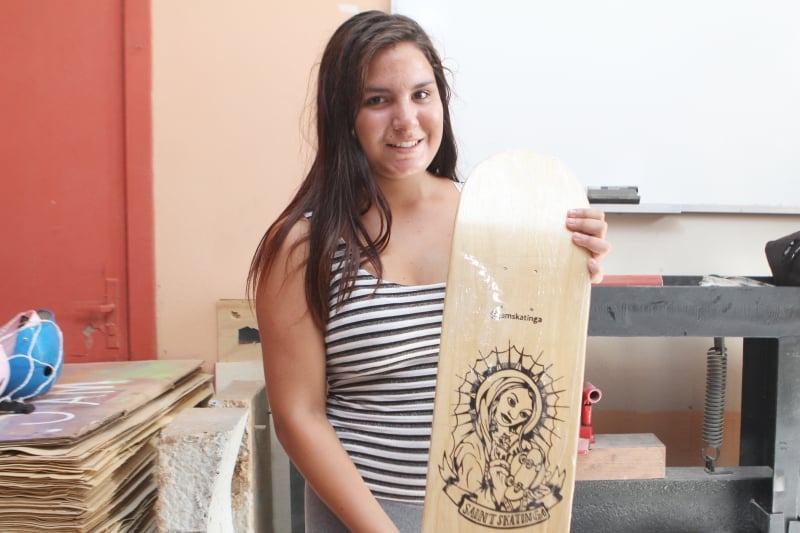 Andressa vai pendurar a pe&ccedil;a que fez na parede do quarto Foto: LUIZA PRADO/JC