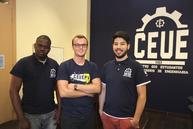 O angolano Nguindo Cabral Neves, Jonas Halmenschlager e Leandro Leal trabalham no projeto Foto: MARCO QUINTANA/JC