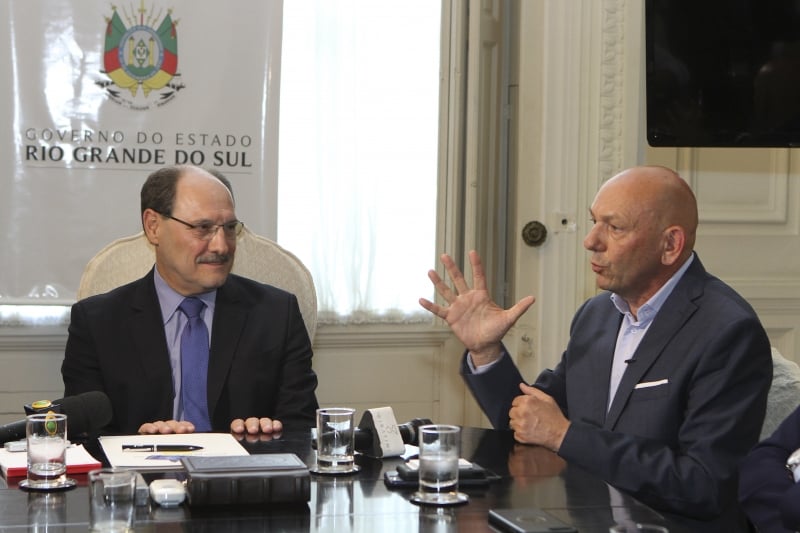 José Ivo Sartori (e) recebeu Luciano Hang no Palácio Piratini