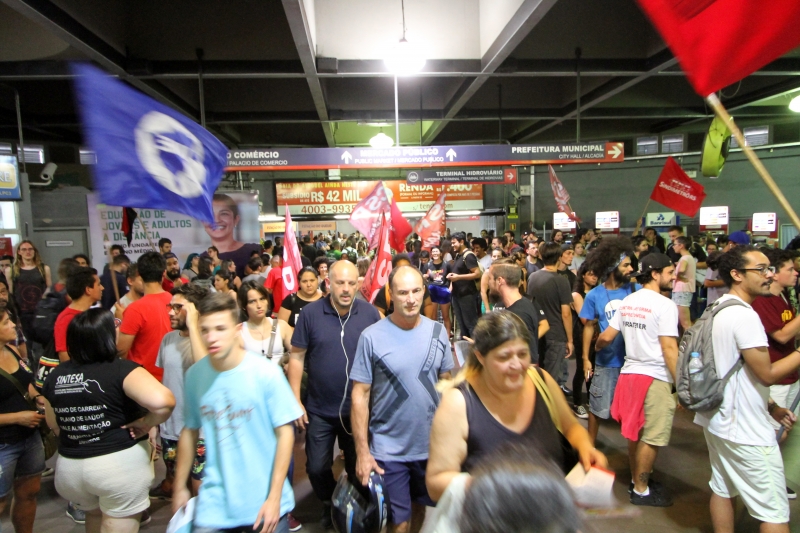 Sindimetrô-RS e movimentos fizeram protesto na estação Mercado em Porto Alegre