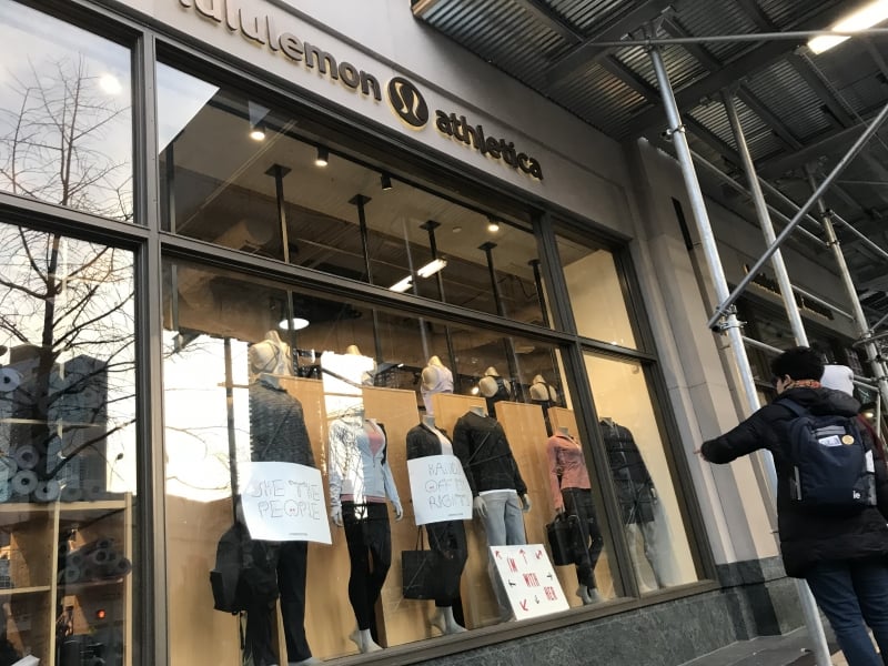 Vitrine da Lululemon em Nova Iorque expôs cartazes da marcha pelos direitos das mulheres