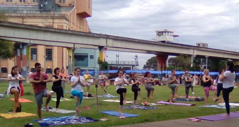 Aula de ioga na Júlio Mesquita busca levar benefícios dos exercícios a mais pessoas 