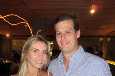 Luiza e Saulo Kulkes em noite de brindes no Press da Hilário Ribeiro 