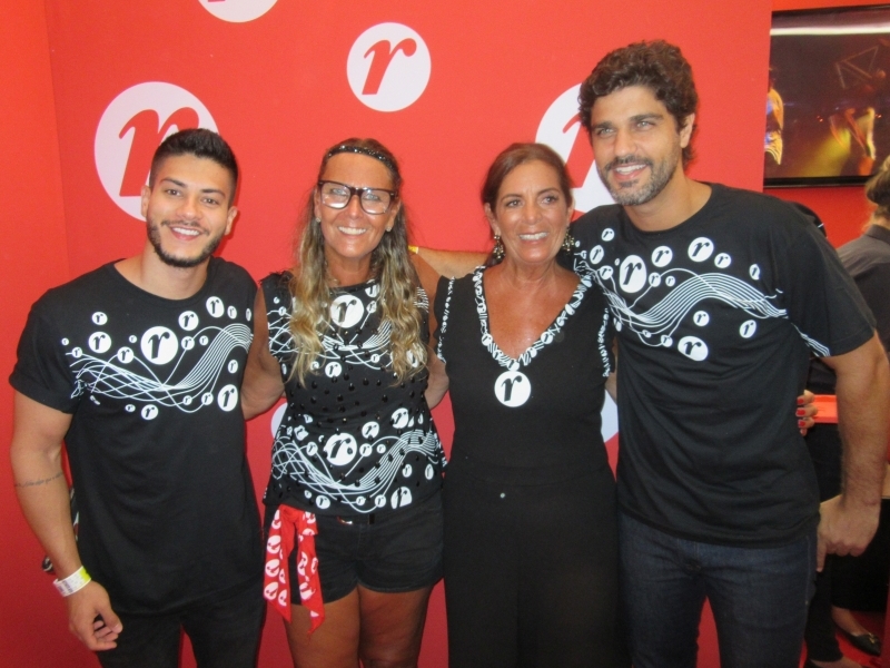 Arthur Aguiar, Luciane Franciscone, Flávia Galló e Bruno Cabrerizo no camarote da Renner 