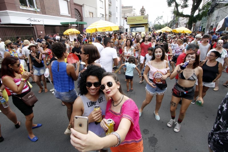 Carnaval de rua de Porto Alegre promete agitar feriadão de quem ficar na Capital