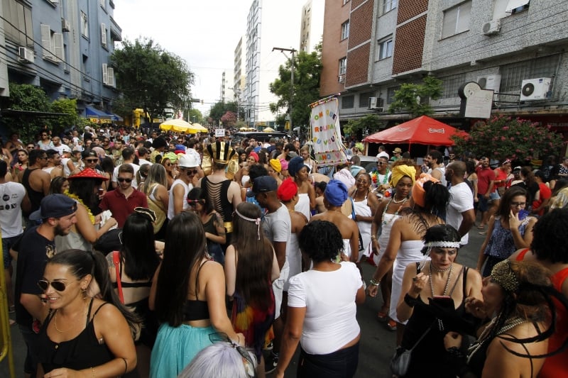 Tradição nos anos 1970, blocos de rua renascem em Porto Alegre e atraem cada vez mais foliões