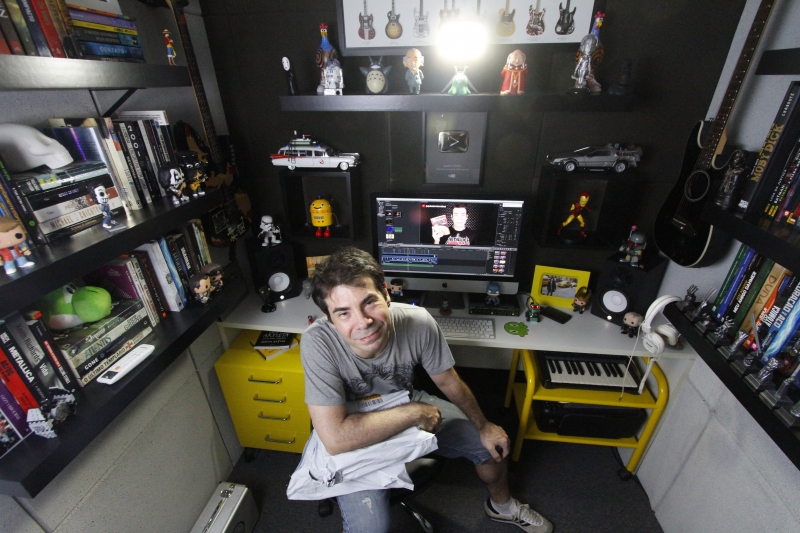 No canal Jujuba Atômica, Gustavo Cunha, faz vídeos de unboxing, promovendo produtos entre fãs