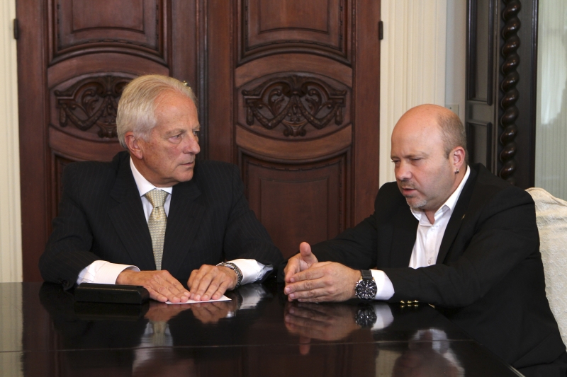Governador em exercício, José Paulo Cairoli (e) recebe chefe do Legislativo