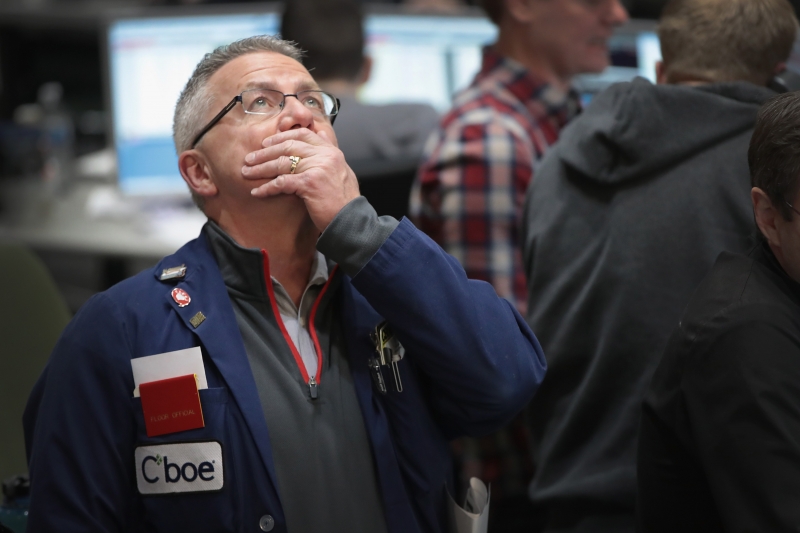 Índice Dow Jones chegou a cair 6% no pior momento da sessão na segunda-feira