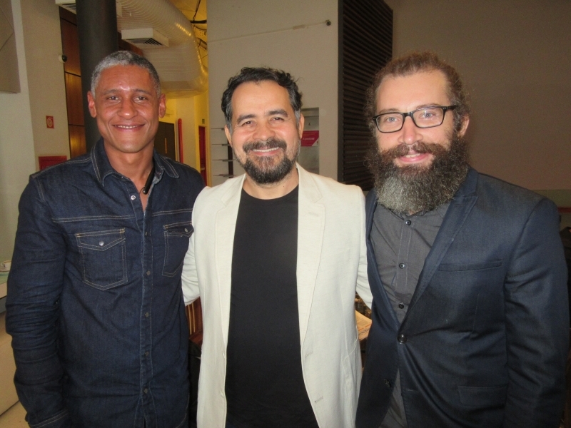 O artista Ivan Henriques com Alberto Saraiva e Tadeus Mucelli, organizadores da mostra 
