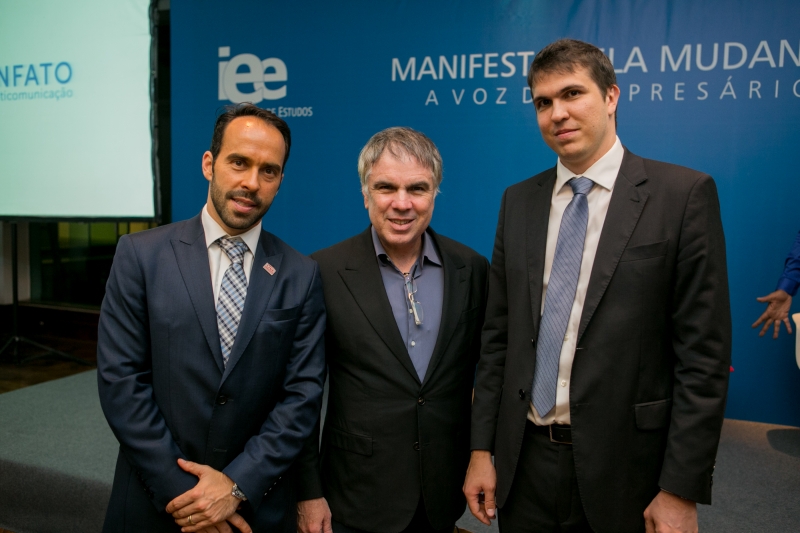O palestrante Flávio Rocha, CEO das Lojas Riachuelo, entre Eduardo Fernandez, do Lide, e Júlio Lamb, do IEE, no Country Club