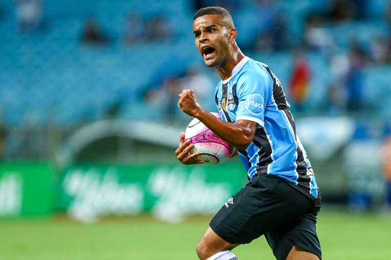 Alisson mudou o panorama do jogo no segundo tempo e marcou o gol de empate