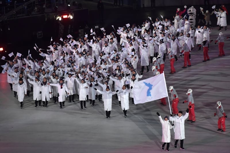 Atletas norte e sul-coreanos desfilaram juntos, agitando bandeiras que mostravam só o território