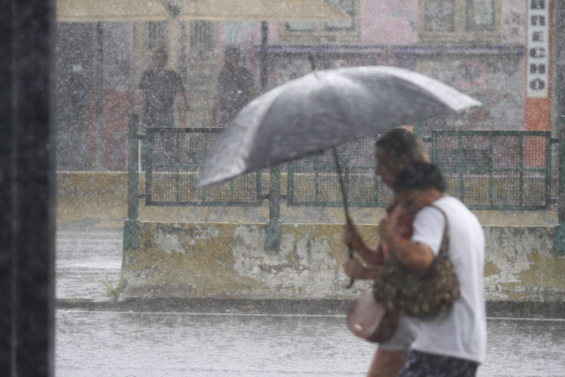 Tempestade com vento forte atingiu a capital gaúcha na tarde desta sexta-feira