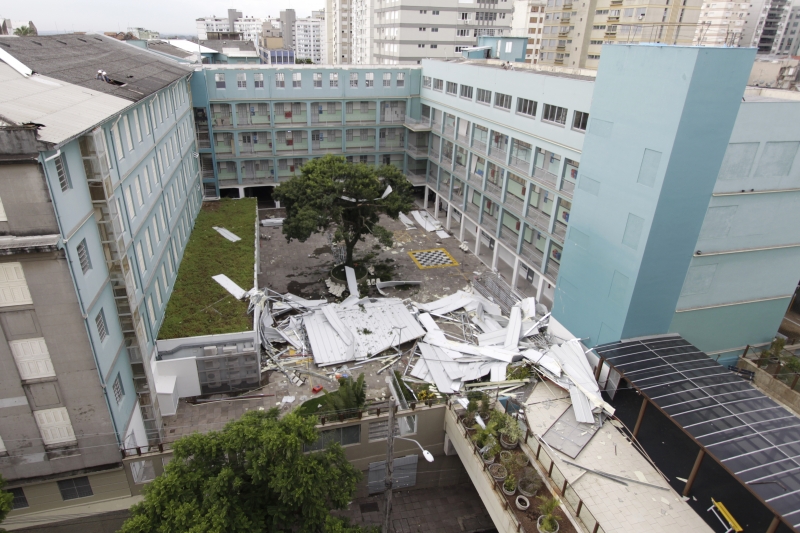 Parte do telhado do Colégio Rosário foi derrubada pelo forte temporal e ventos