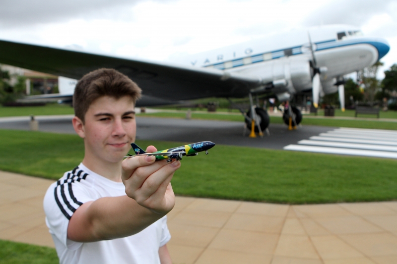 O menino tem um blog h&aacute; dois anos e, ap&oacute;s trabalhar em hostel, custeou as pr&oacute;prias passagens para fazer voos inaugurais da Azul no ano passado  Foto: MARCO QUINTANA/JC