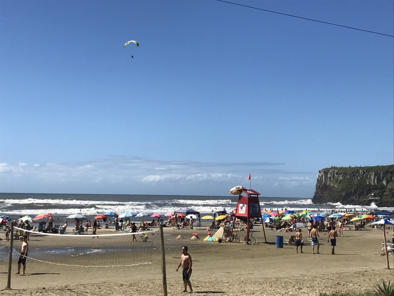 Nas praias gaúchas, como a Praia da Cal em Torres, veranistas aproveitam o último dia do feriadão