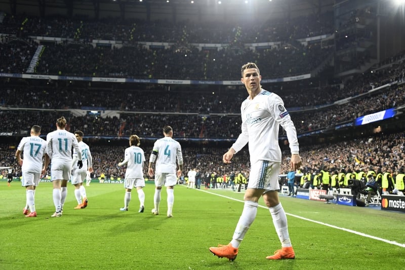 Cristiano Ronaldo comemora um dos tentos do Real Madrid contra a defesa do PSG