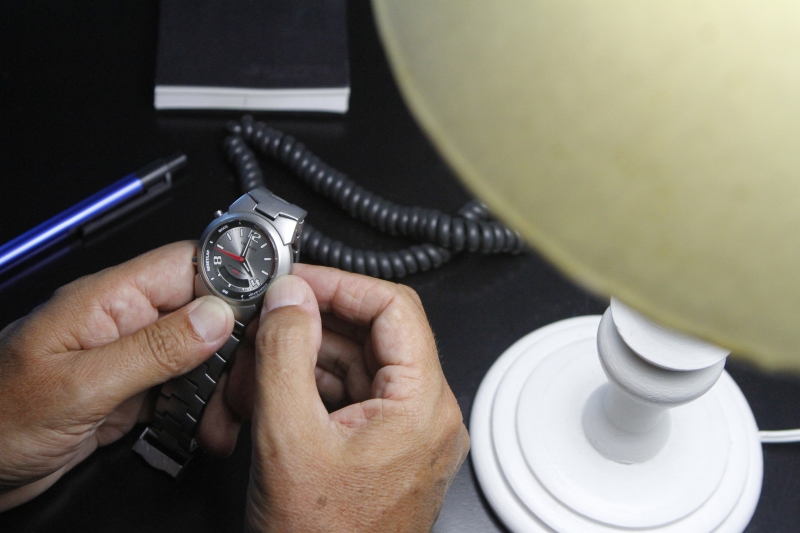 Os relógios devem ser atrasados em uma hora, voltando para 23h