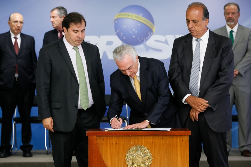 Temer assinou decreto ao lado do governador do estado, Luiz Fernando Pezão, Maia e ministros