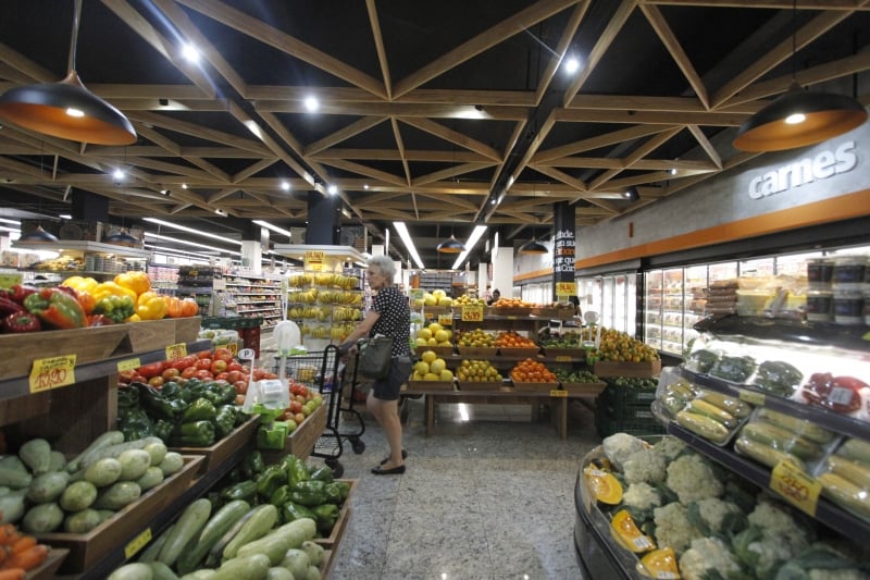 Nova loja da rede abriu mais espaço para frutas e verduras e tem comida para levar 