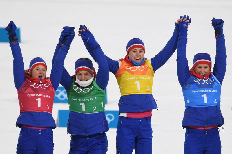 Da esquerda para a direito: Ingvild Flugstad Oestberg, Astrid Uhrenholdt Jacobsen, Ragnhild Haga e Marit Bjorgen celebram a medalha de ouro