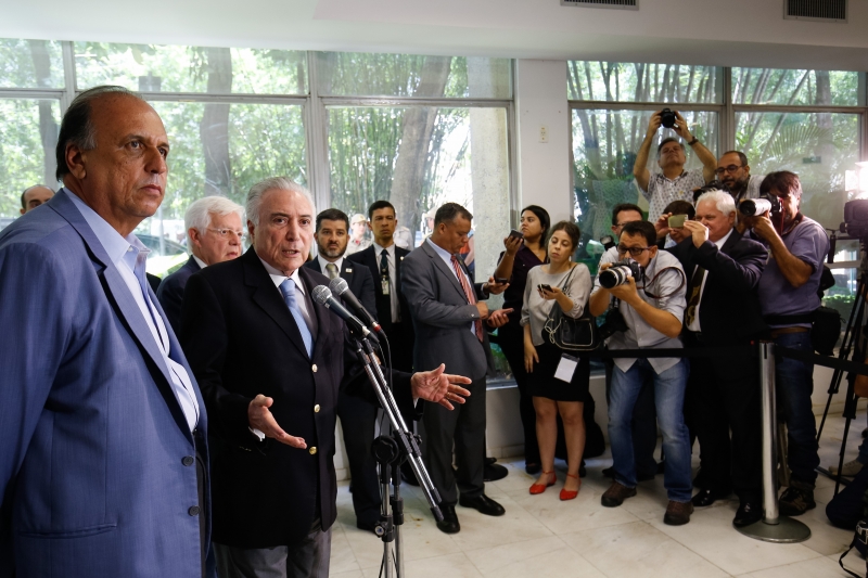 Acompanhado de Luiz Fernando Pezão, Temer falou com a imprensa após a reunião