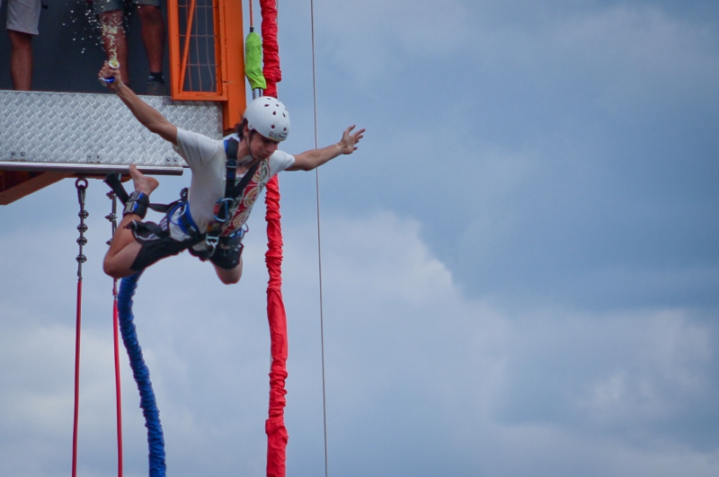 Desafio Red Bull - equipes de jovens utilizam latinhas para percorrer diversos locais - equipes gaúchas - Galo Veio - Ernesto Ferreira salta de bungee jumping  Foto: Galo Veio/Divulgação/'jC