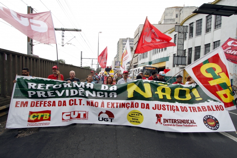 Sindicalistas realizaram caminhada pelas ruas centrais da Capital 