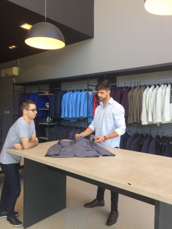 Vitor, &agrave; direita, abriu loja de trajes masculinos ao lado do ParkShoppingCanoas Foto: ARQUIVO PESSOAL /Divulga&ccedil;&atilde;o/jc
