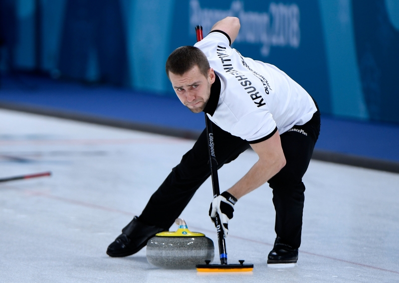 Aleksandr Krushelnitckii ganhou o bronze nas duplas mistas de curling