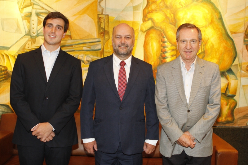 Vitor Koch (ao centro) foi recebido na redação do Jornal do Comércio por Giovanni Jarros Tumelero e Mércio Tumelero