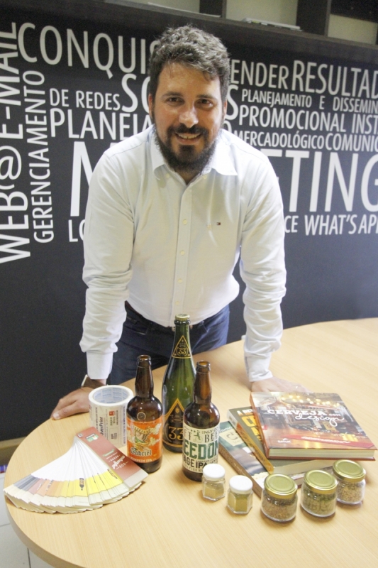 Bento Ferreira uniu duas coisas que curte: a bebida e a publicidade Foto: LUIZA PRADO/JC