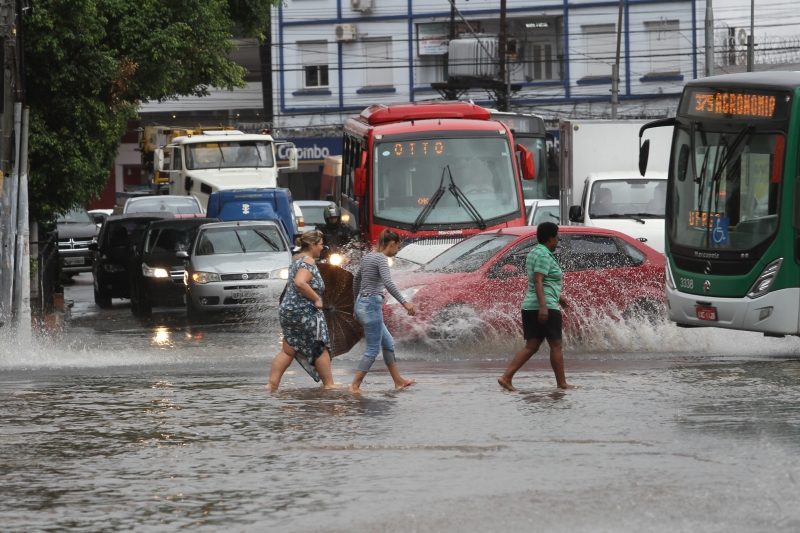 Porto Alegre deve ter chuva forte, raios e ventania ao longo do dia