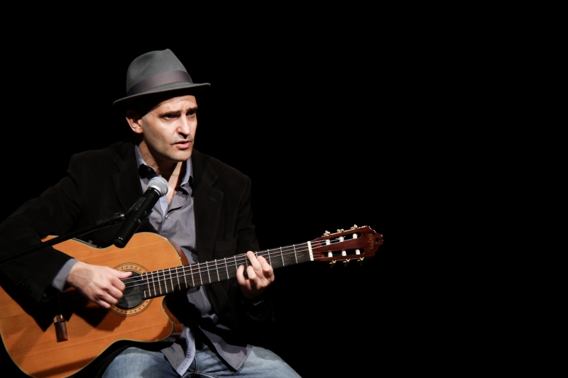 Músico Leandro Bertolo é atração com novo disco no Espaço 512