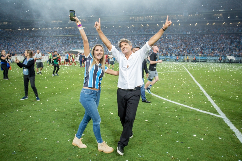 Renato comemora título ao lado da filha de Carol dentro de campo na Arena