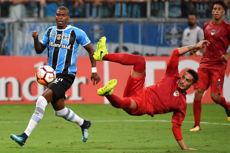 Meia-atacante (e), que estava emprestado ao Grêmio, deve jogar jogar no exterior no segundo semestre