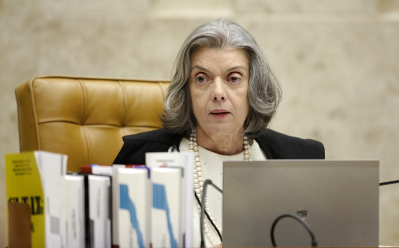 Cármen Lúcia disse nesta quarta que é "inaceitável" o descumprimento de decisões judiciais