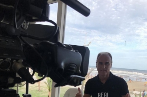 Paulo Brito, na central de imprensa que montou na beira da praia