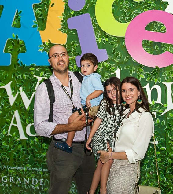 Carlo Stifelman e Ana Espíndola com os filhos Gabriel e Dora conferiram a exposição Alice - A Wonderland Adventure, no Iguatemi