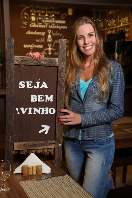Nat&aacute;lia Zandonai &eacute; en&oacute;loga e propriet&aacute;ria do Cobo Wine Bar Foto: Rodrigo Sacramento/Divulga&ccedil;&atilde;o/JC