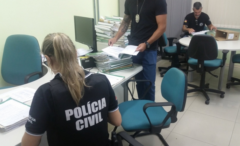 Policiais fizeram apreensões na sede do departamento de habitação em Porto Alegre