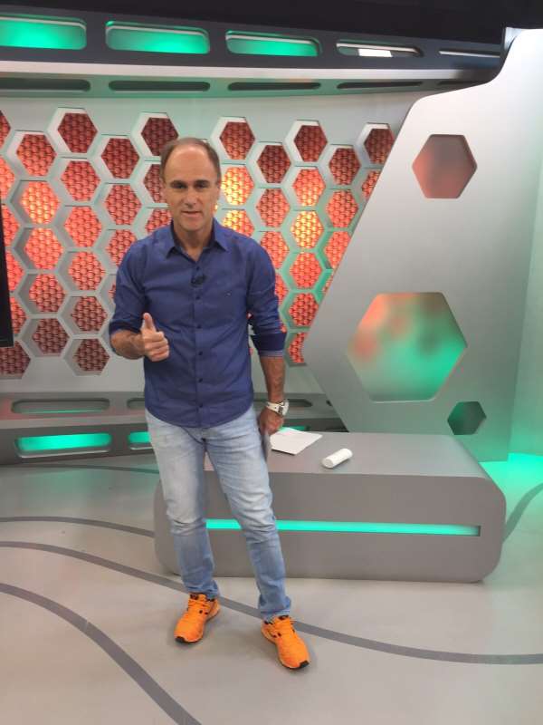 O comunicador narrou, por 40 anos, jogos de futebol nas telas da TV Foto: REPRODU&Ccedil;&Atilde;O/JC